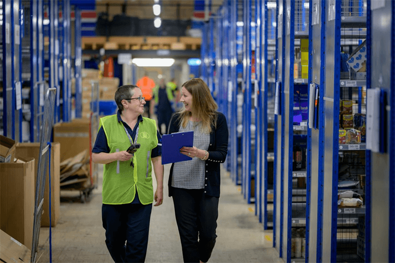 Warehouse worker using viivakoodin skanneri